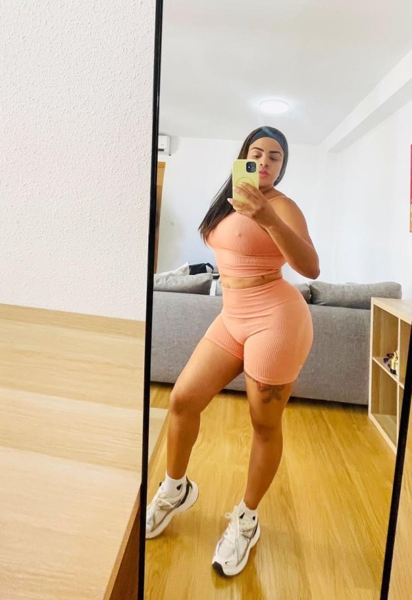 Hola, me llamo nathalia y estoy aquí para complacerte y pasarla rico