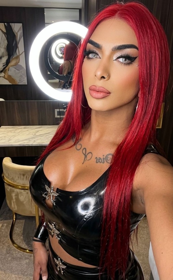 LAURA LENGUA DE SERPIENTE