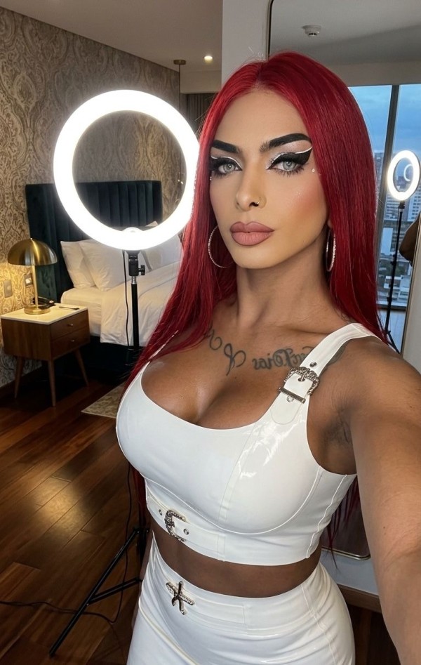 LAURA LENGUA DE SERPIENTE