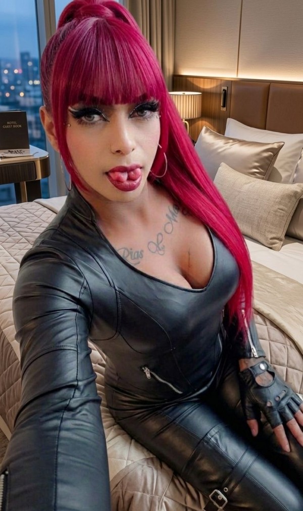 LAURA LENGUA DE SERPIENTE