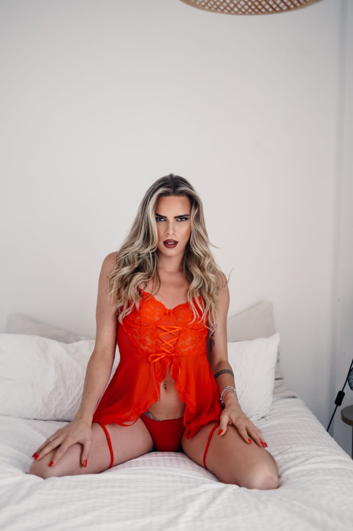 RUBIA, JUGUETONA Y SIEMPRE LISTA PARA MÁS