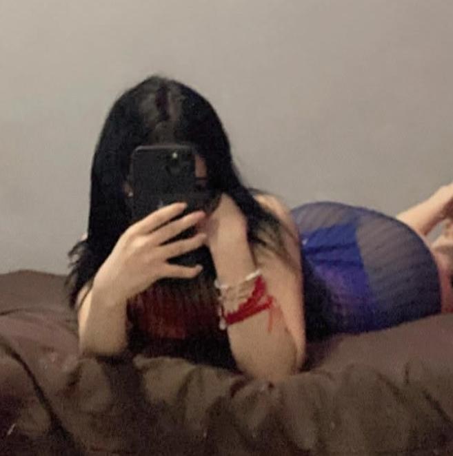 joven totalmente natural, adicta al sexo y fiesta