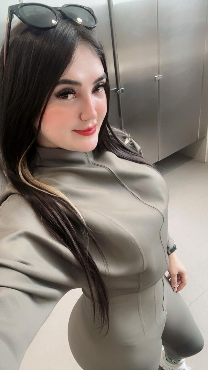 Preciosa colombiana caliente en Plaza Urquinaona