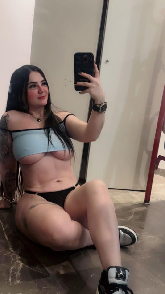 Preciosa colombiana caliente en Plaza Urquinaona