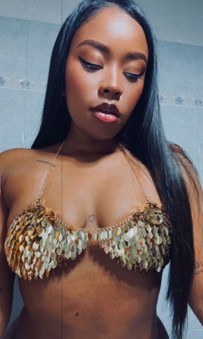 UNA MORENA ENCANTADORA