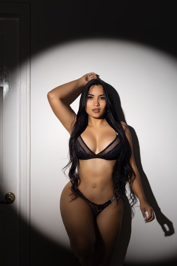 LAURA, Venezolana exótica novedad en ALICANTE