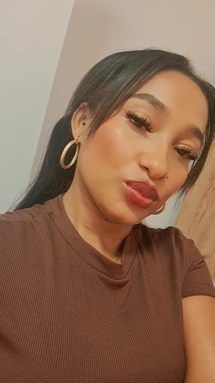morena de piel suave y mirada cautivadora