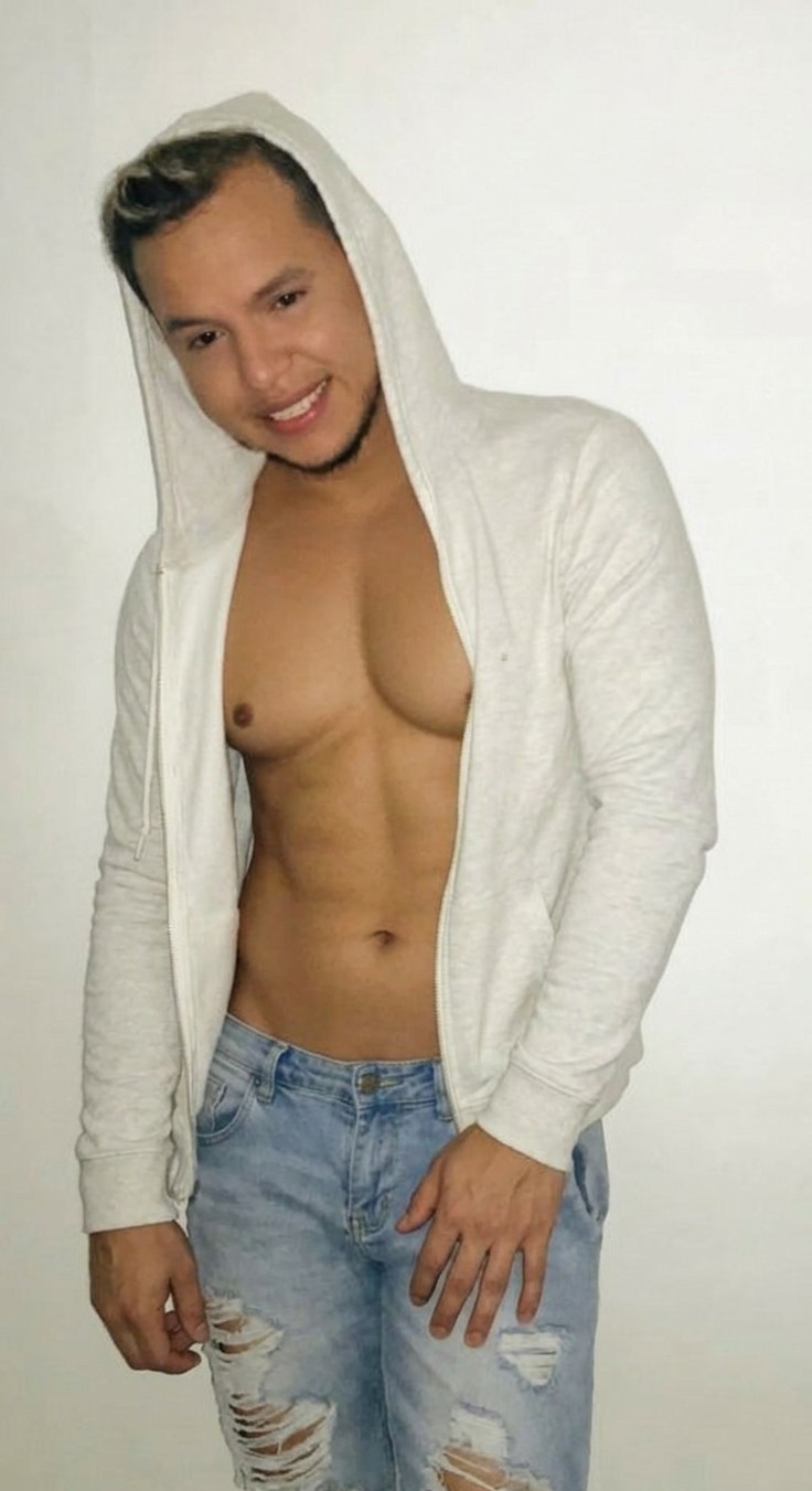 Latino cachondo y muy guarro