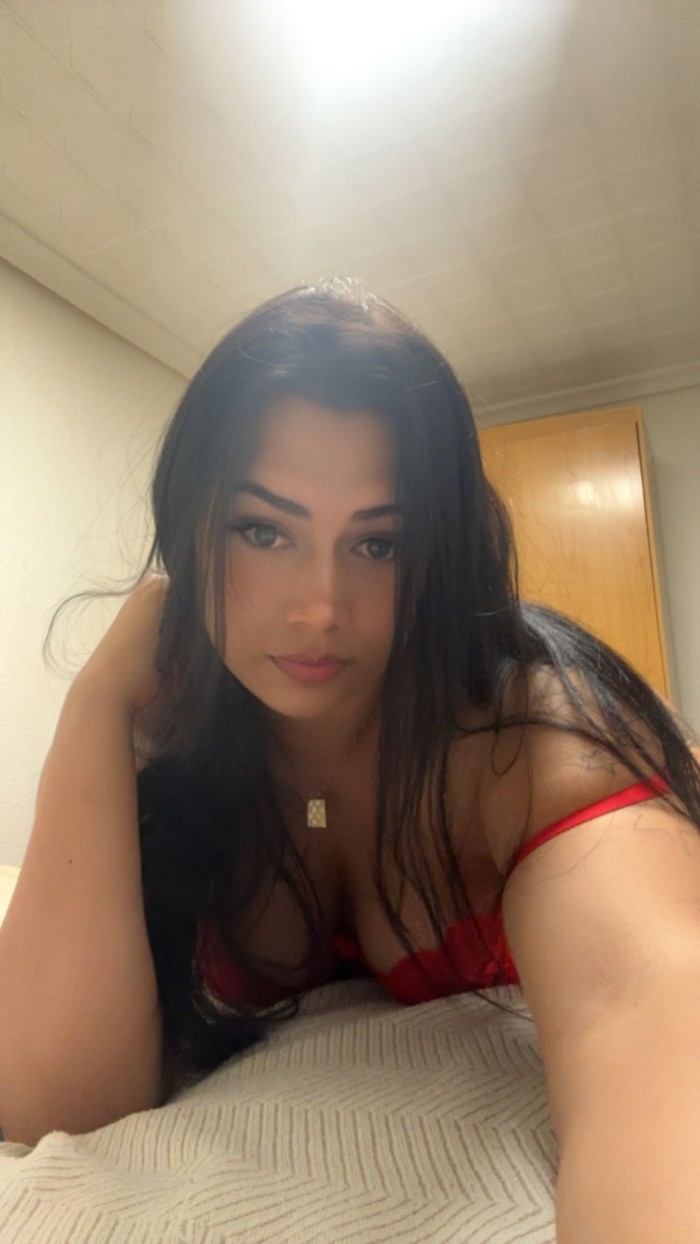 TRANS MUY FEMENINA VERSATIL MORBOSA MUY DOTADA