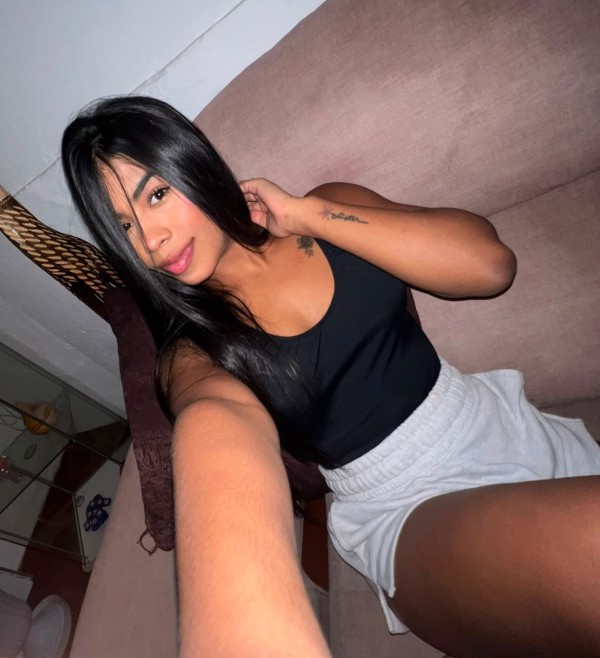 Mujer angelical con ganas de fiesta