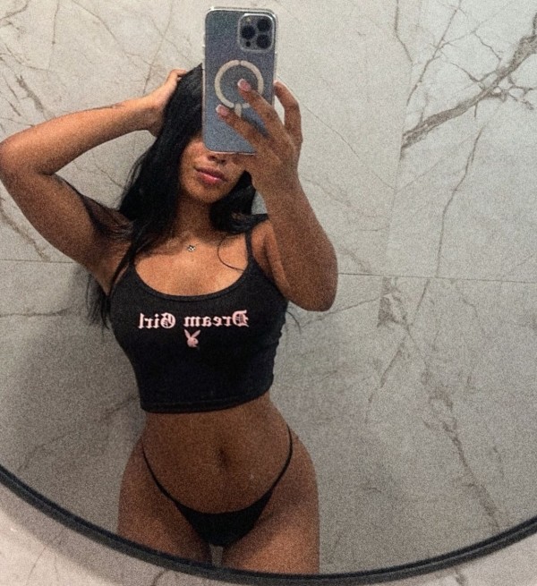 Mujer angelical con ganas de fiesta