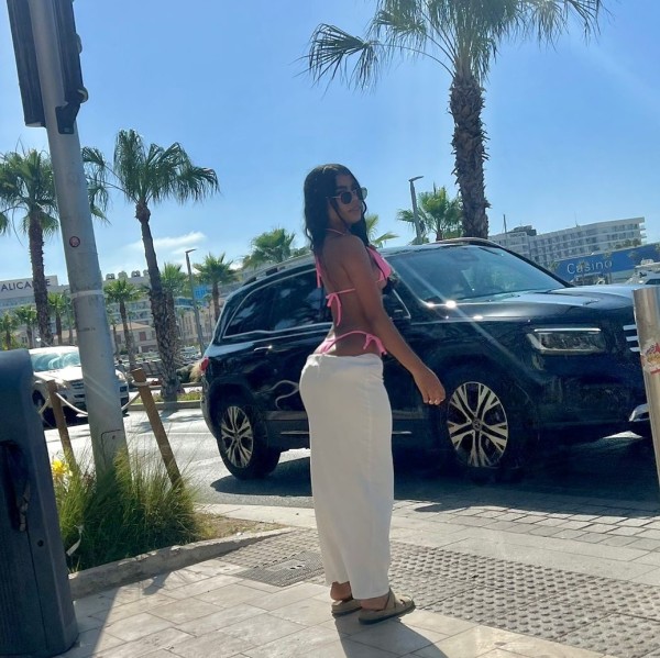 Mujer angelical con ganas de fiesta