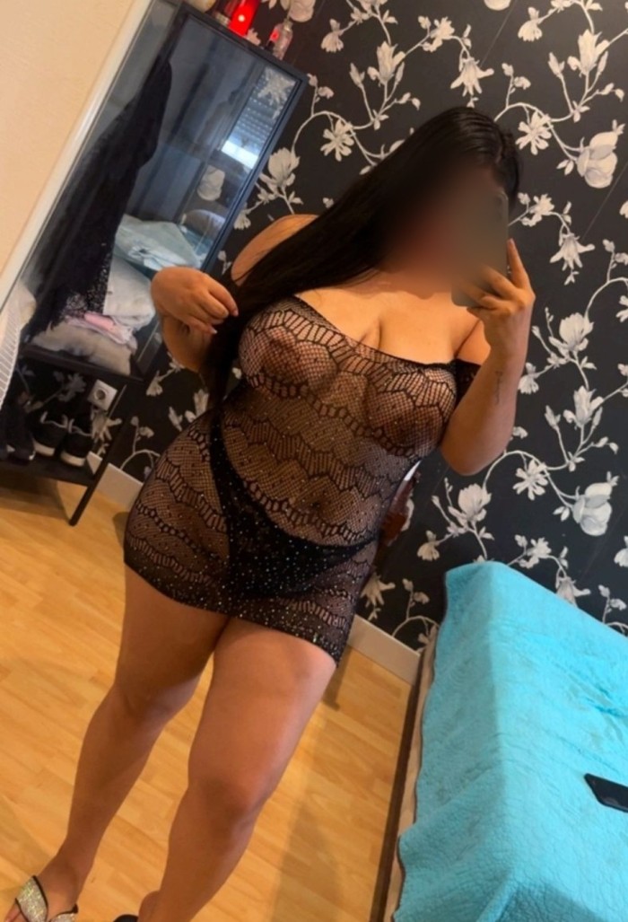 POR SANTUTXU – COLOMBIANA JUGUETONA, EXPLOSIVA CON TETAS INFINITAS
