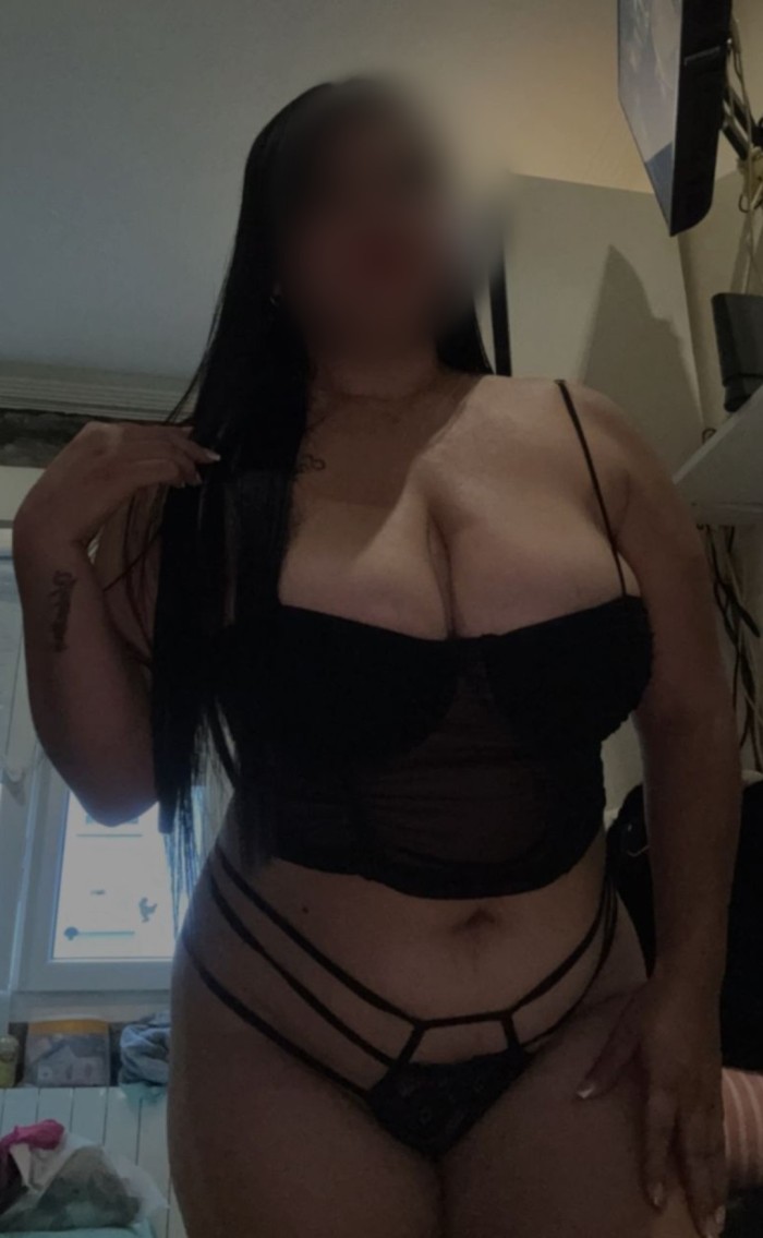 POR SANTUTXU – COLOMBIANA JUGUETONA, EXPLOSIVA CON TETAS INFINITAS