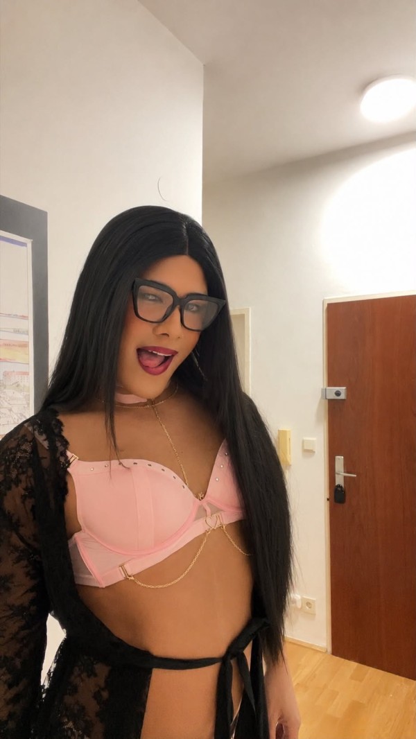 Latina fiestera dotada