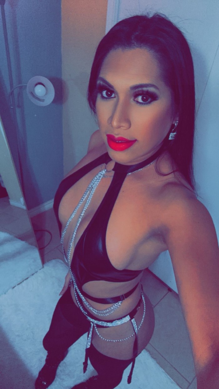 Hola soy Rosibell sexy latina de visita