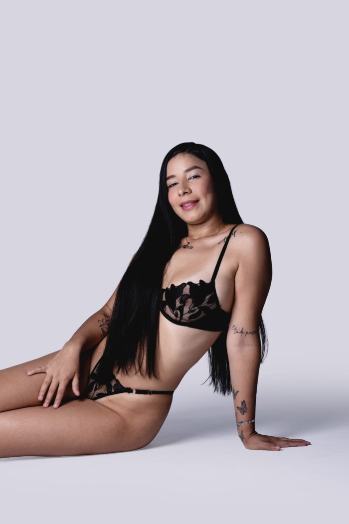 ASHLEY CALIENTE Y COMPLACIENTE