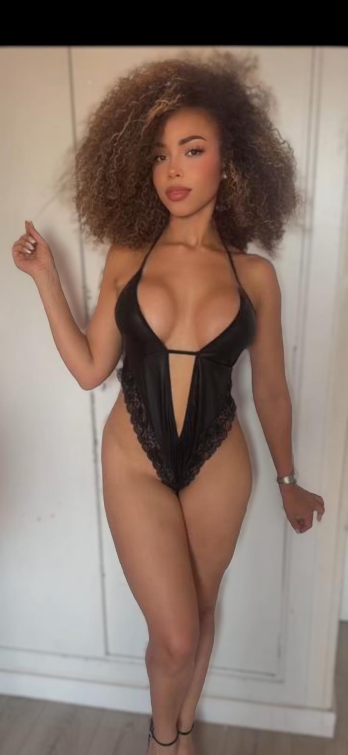 Sara Colombiana, recién llegada , sofisticada y elegante