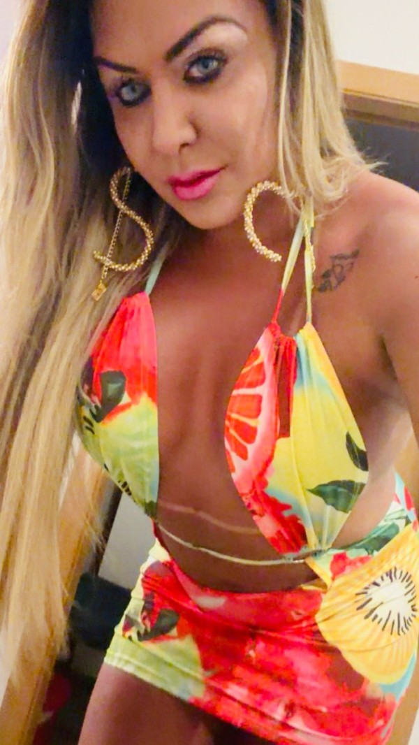 RUBIA TRANS EXPLOSIVA: FIESTERA, LECHERA VERSÁTIL