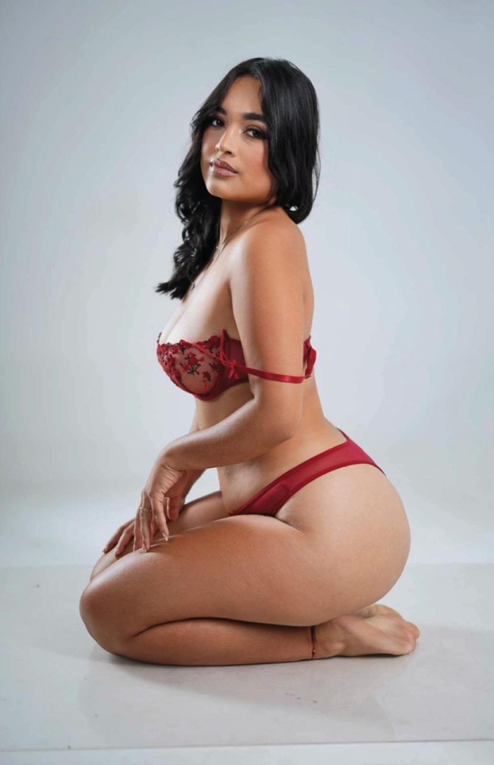 PAMELA Colombiana en Ibiza | Elegancia, Est