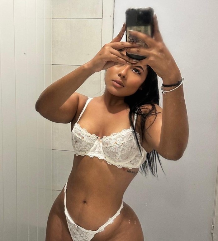 LATINA COME POLLAS BIEN GUARRITA