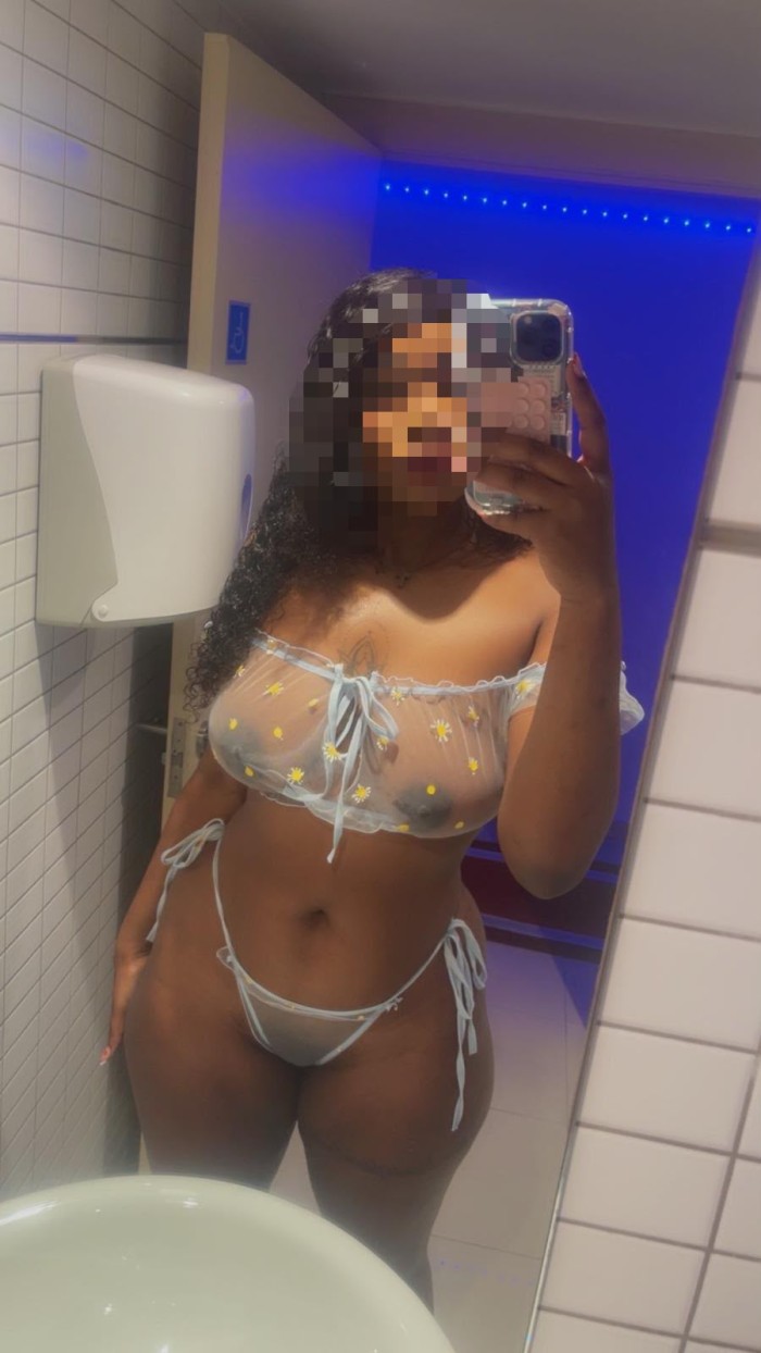 Morena de curvas hermosas