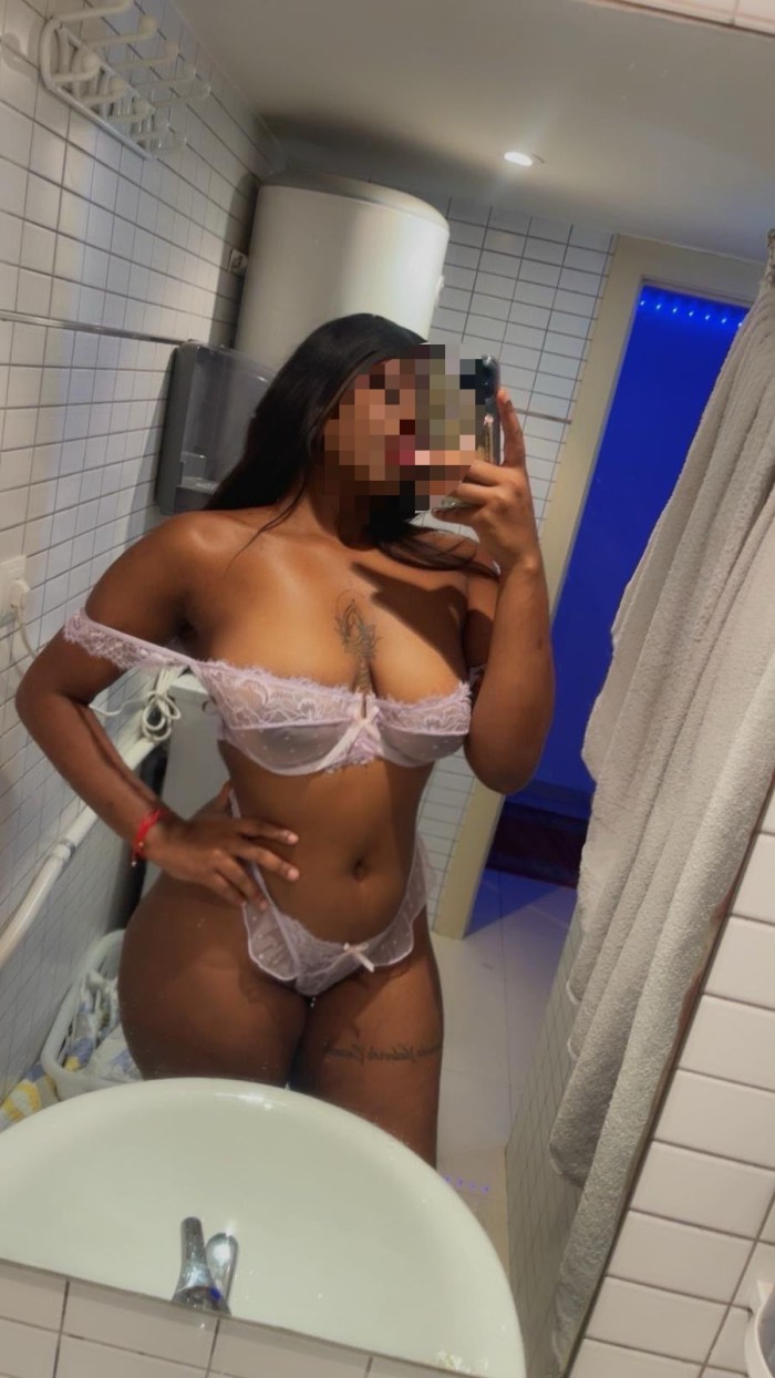 Morena de curvas hermosas