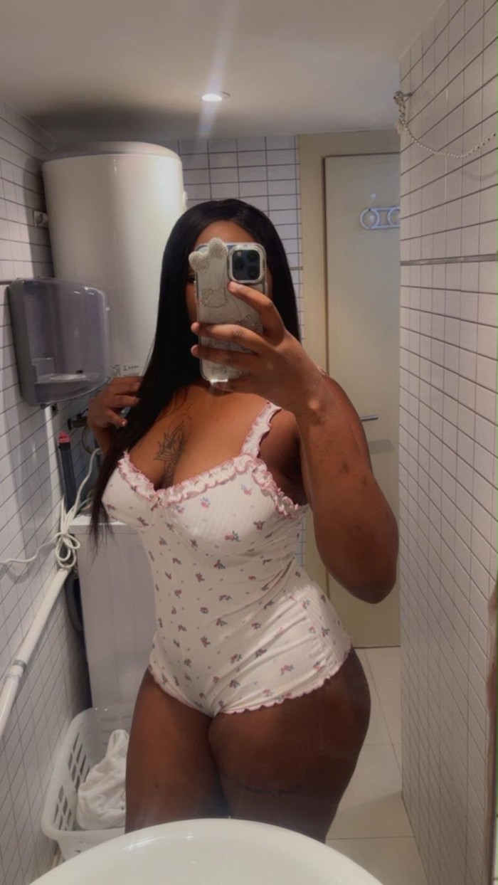 Morena de curvas hermosas