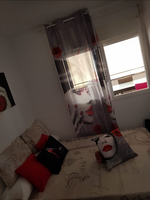 HABITACIÓN CON TERRAZA, PISCINA Y FÁCIL APARCAMIENTO. PARA UNA O 2 AMIGAS
