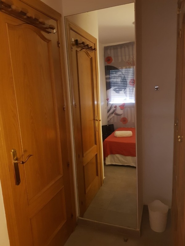 HABITACIÓN CON TERRAZA, PISCINA Y FÁCIL APARCAMIENTO. PARA UNA O 2 AMIGAS