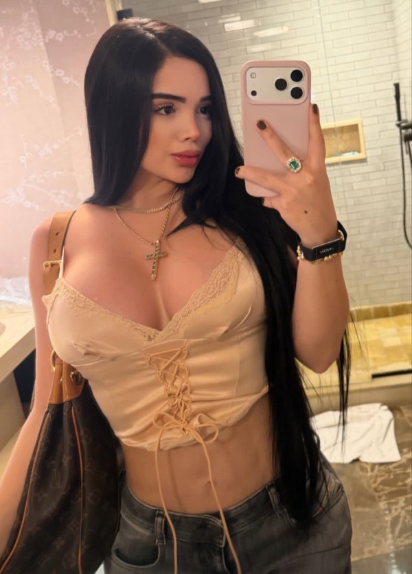 TOP LATINA CON BUENAS CURVAS EN VILLALBA