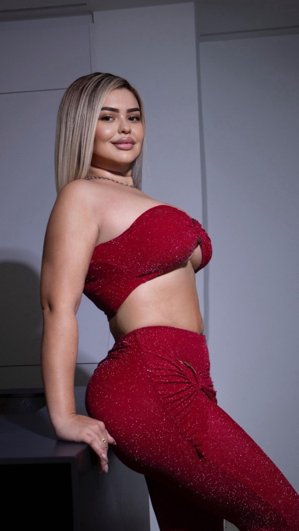 HERMOSA RUBIA…. MUJER ARDIENTE Y APASIONADA