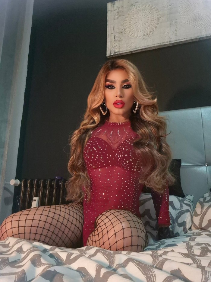 Bella rubia deliciosa dotada lechera  real100