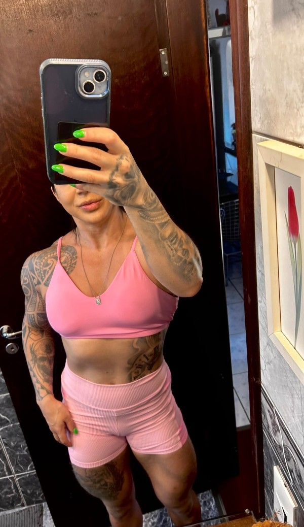 Mujer brasileña musculosa clítoris grande