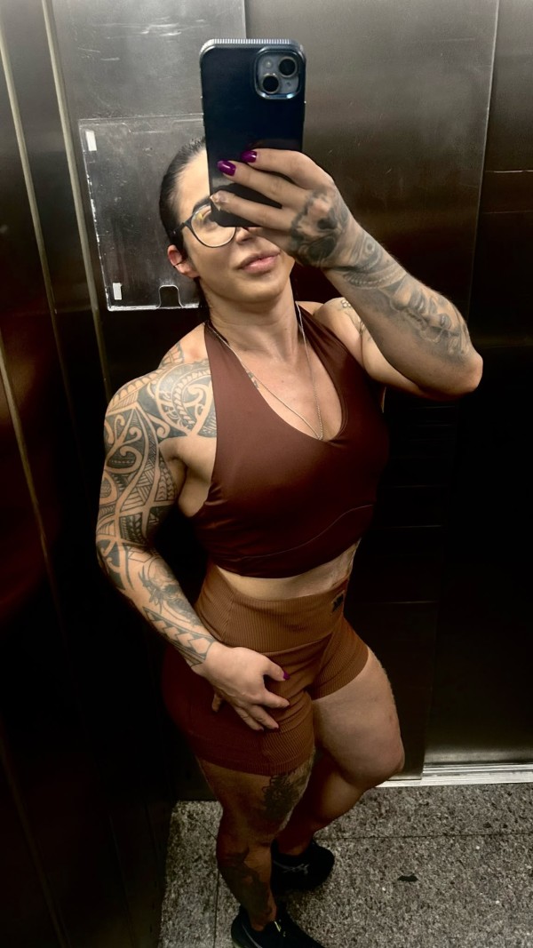 Deportista musculosa coño peludo clítoris grande
