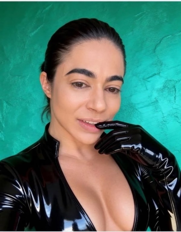 Deportista musculosa coño peludo clítoris grande