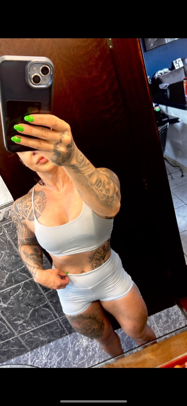 Deportista musculosa coño peludo clítoris grande