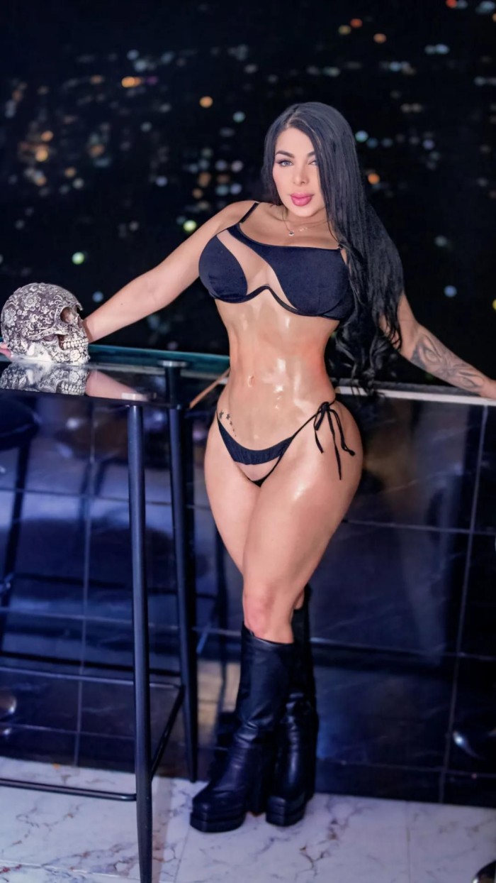 MELISSA, COMPLACIENTE, CARIÑOSA, APASIONADA