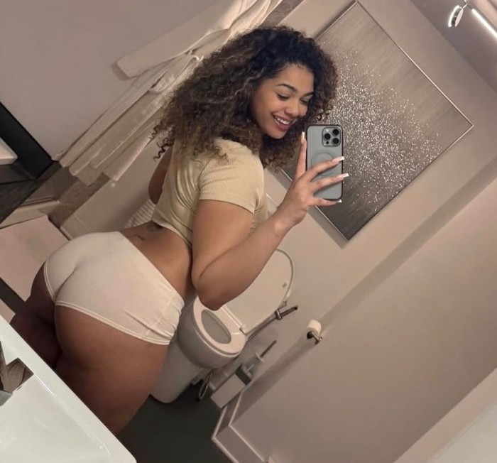Excitante y muy juguetona Meyody