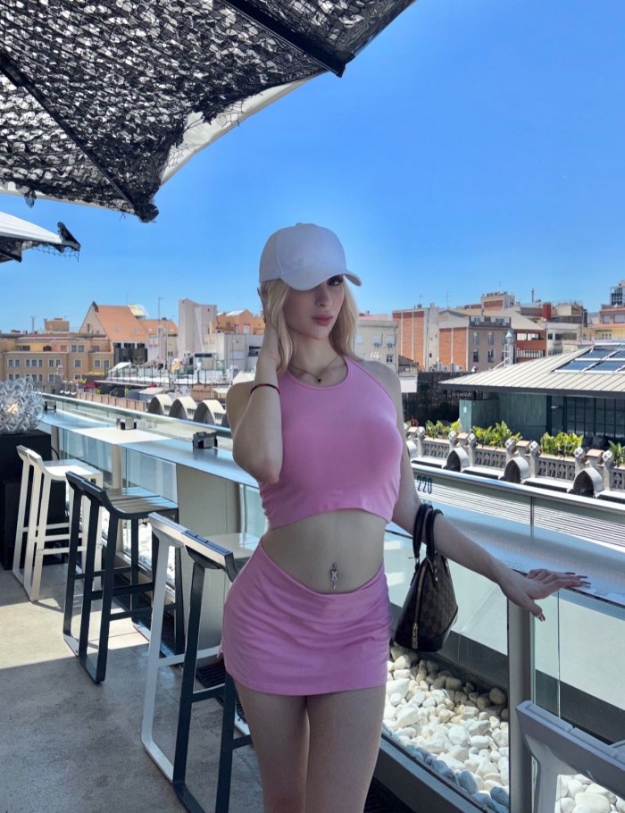 VALERIA, TRANS MUY FEMENINA Y DOTADA