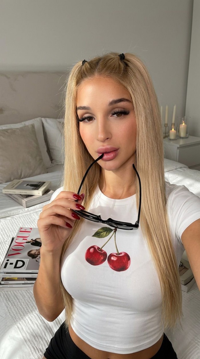 VALERIA, TRANS MUY FEMENINA Y DOTADA