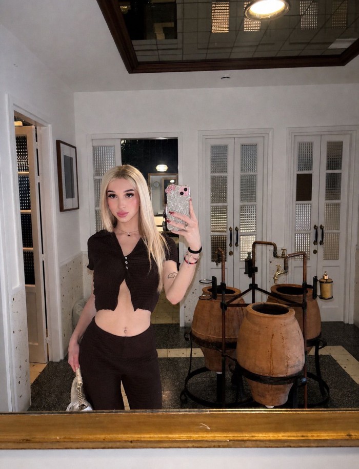 VALERIA, TRANS MUY FEMENINA Y DOTADA