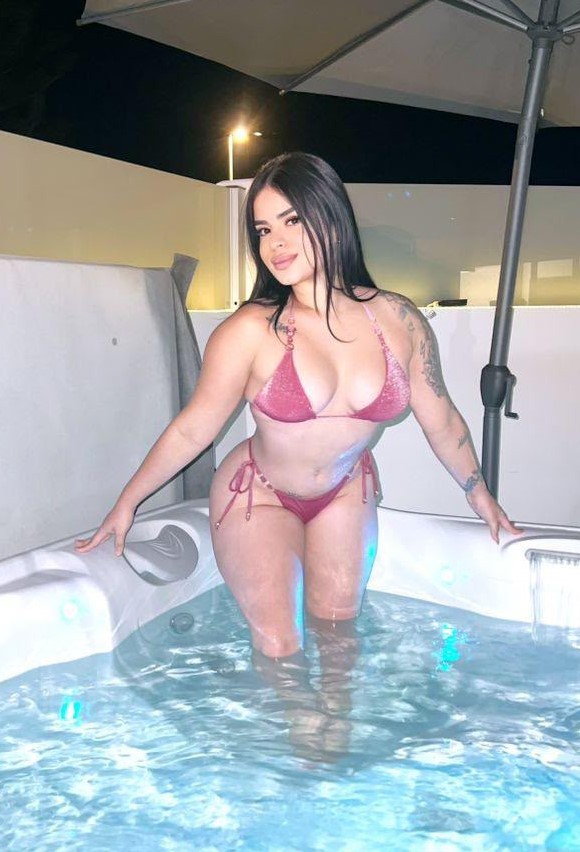 NOVEDAD. MORENAZA JOVENCITA CON CARA DE GATA SALVA