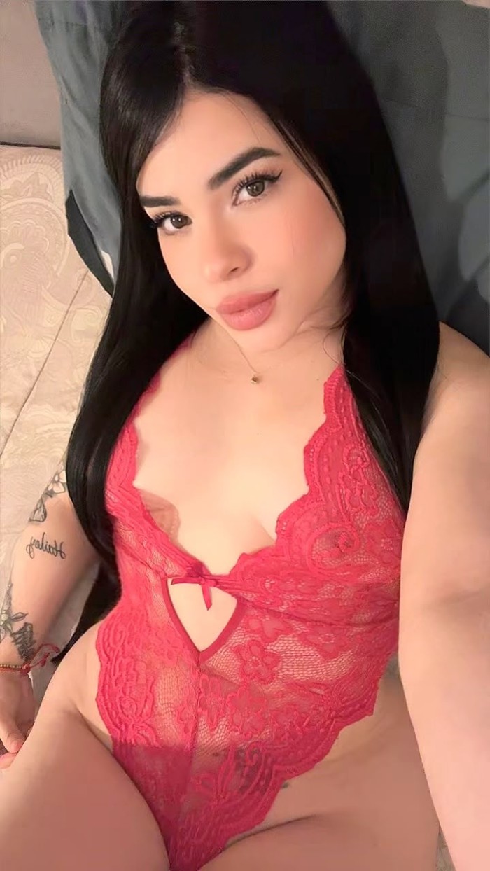 NOVEDAD. MORENAZA JOVENCITA CON CARA DE GATA SALVA