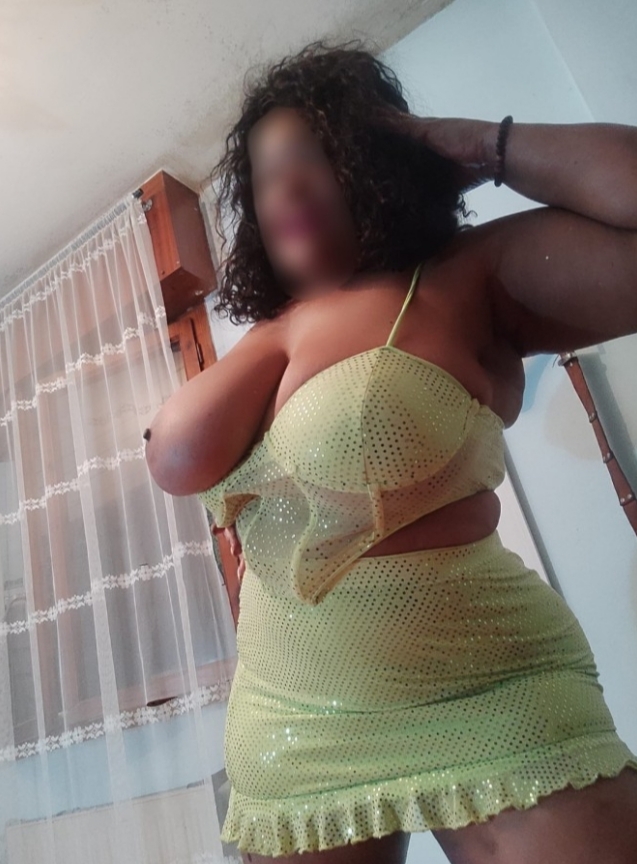 Masajista tetona… córrete en mis tetas