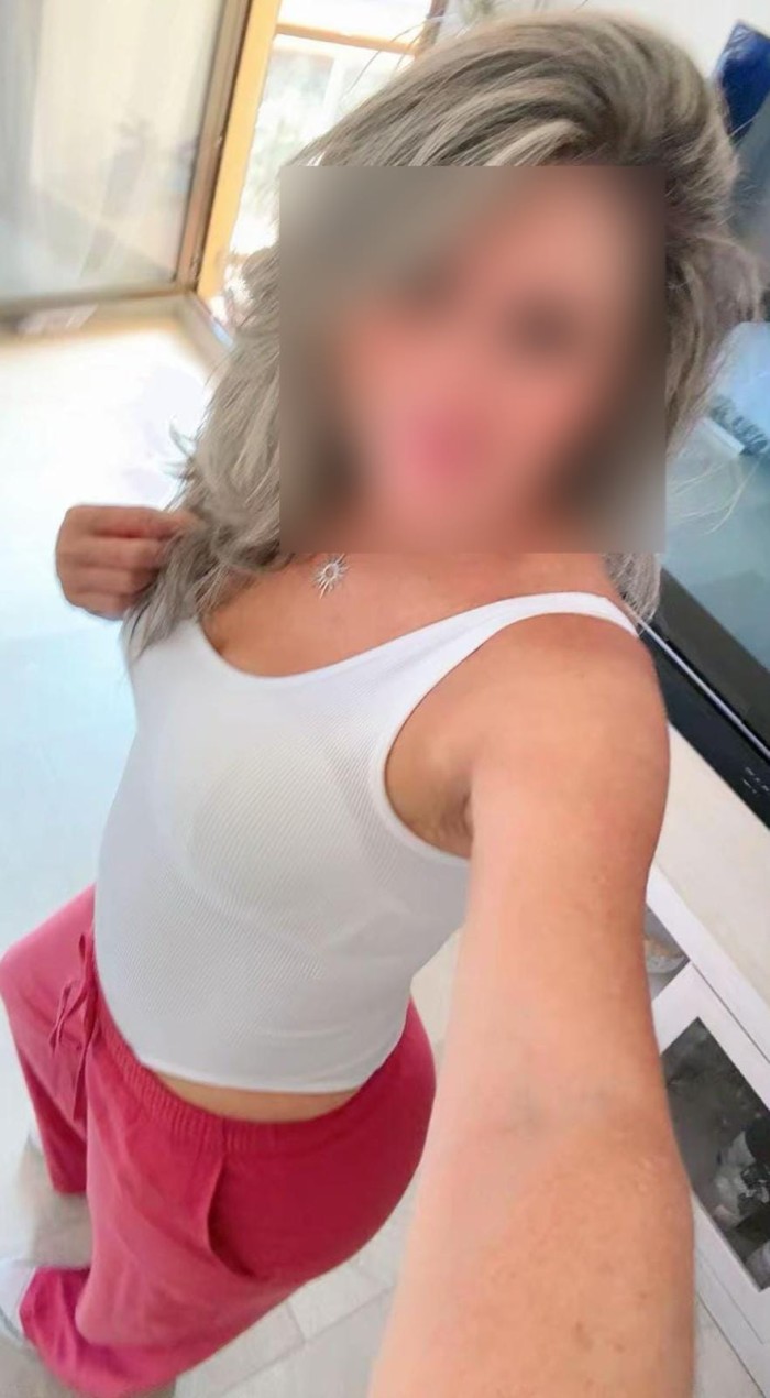 LATINA ARDIENTE FIESTERA POR POCO TIEMPO