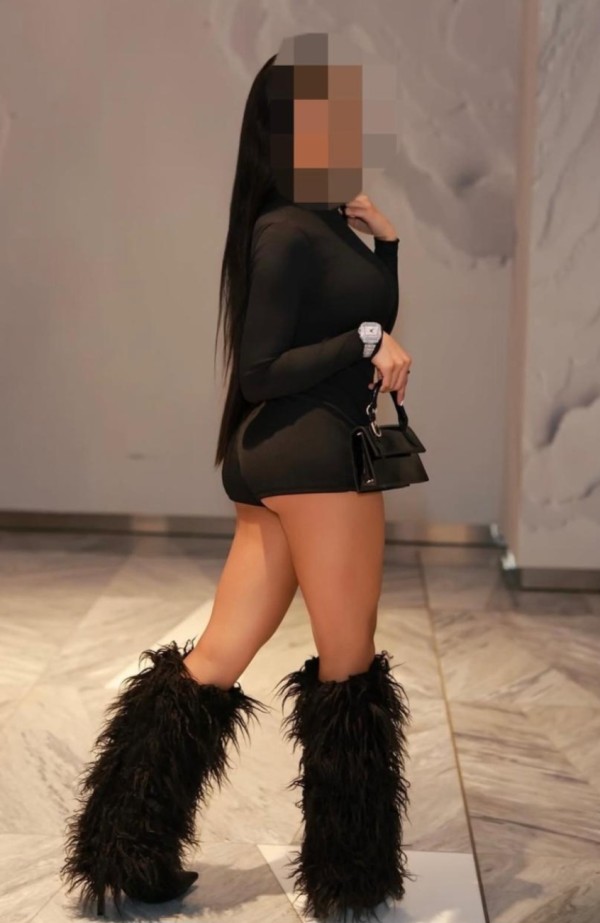 hermosa  chica  muy divertida agradab