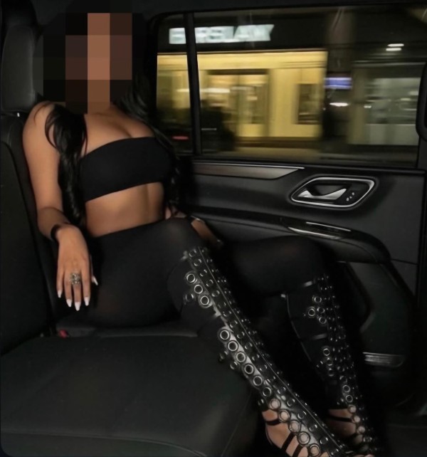 hermosa  chica  muy divertida agradab