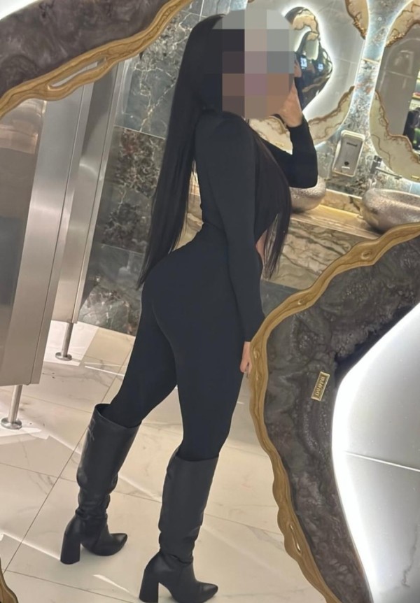 hermosa  chica  muy divertida agradab