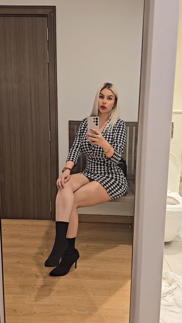 ARDIENTE Y SENSUAL RUBIA DE TETAS GRANDES